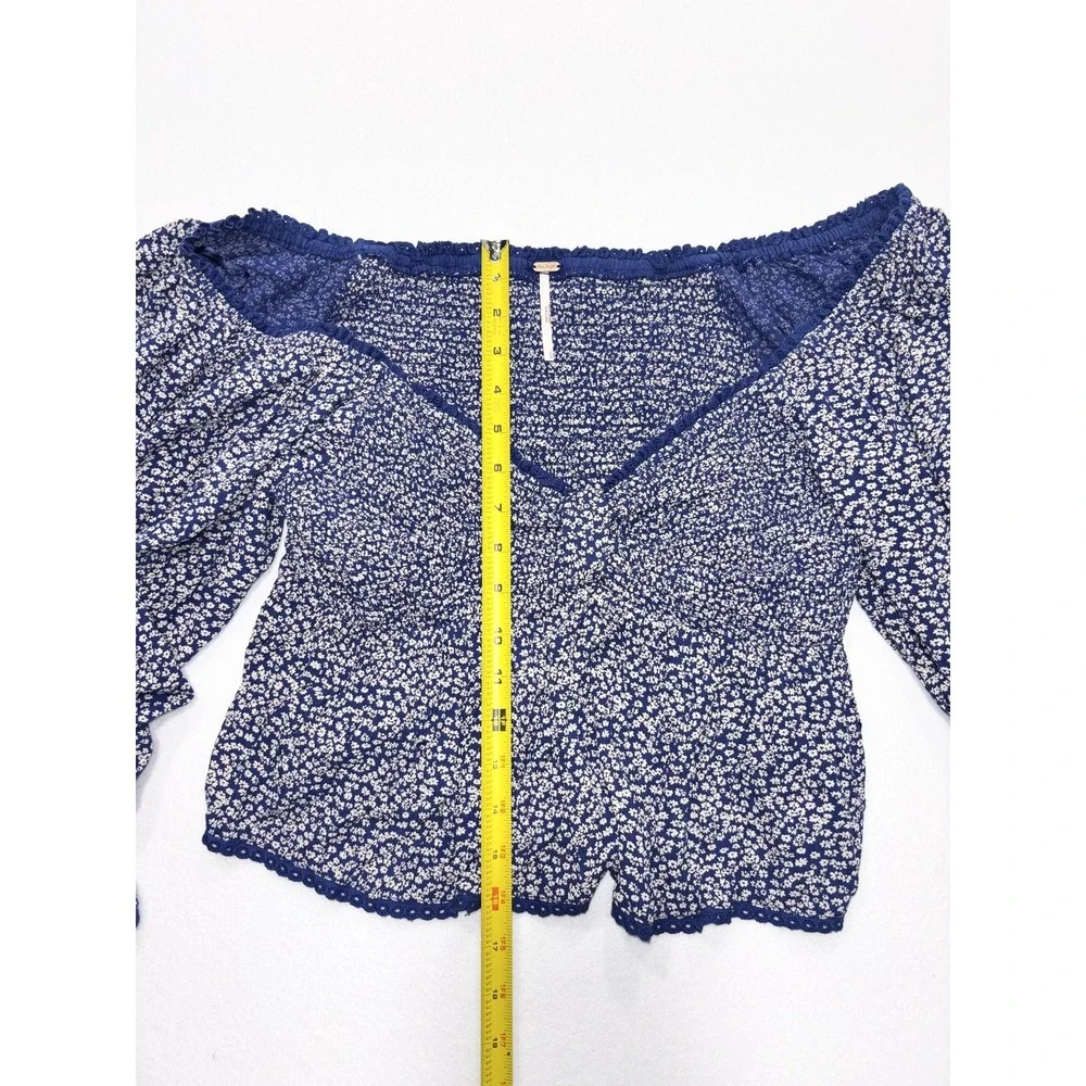 Free People Blouse Womens Large Blue Floral Off Shoulder Smocked Crop Top Boho - Picture 3 of 14